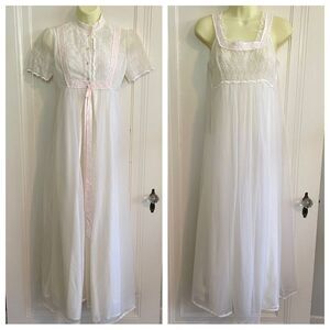 Vtg Cheoette (Eye-Ful Lingerie) white long nylon short sleeve robe/nightgown set